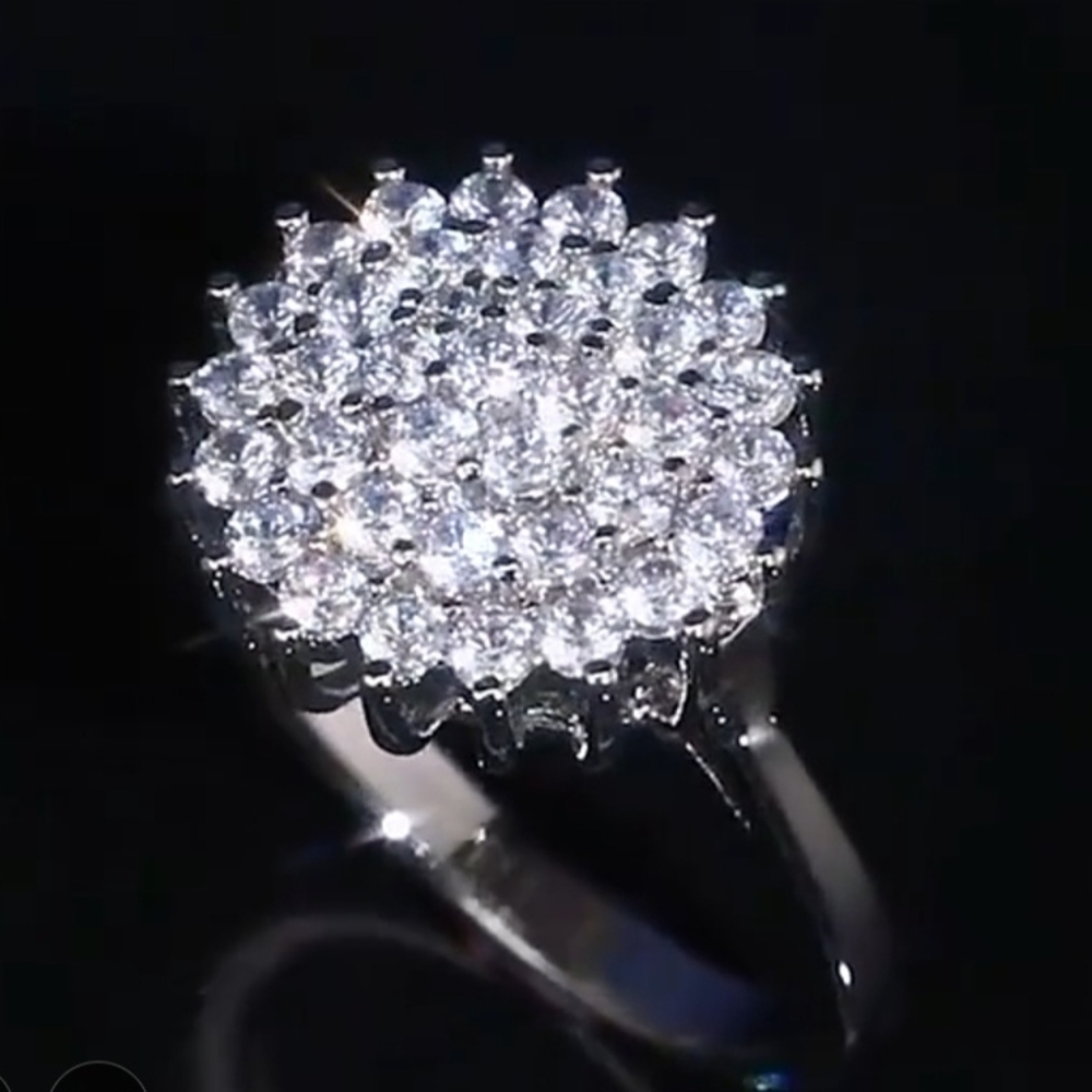 Elegant Silver Cluster Ring - Picture 5 of 6